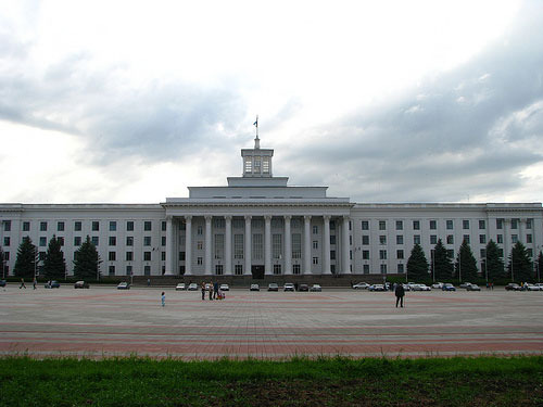 Нальчик, Дом Правительства. Фото с сайта www.flickr.com/photos/angela_toidze, автор Анжела Тоидзе