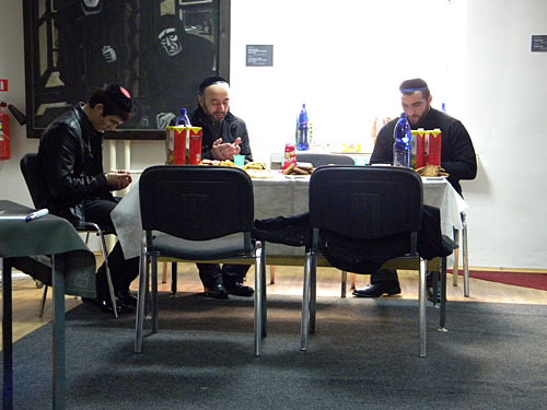 Специально приглашенные гости исполняют мавлид - исламский религиозный обряд. Фото "Кавказского Узла"
