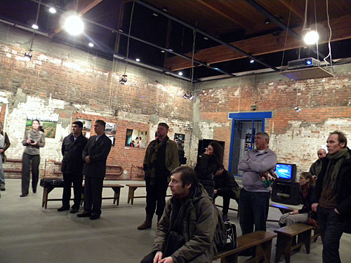 Посетители выставки "Вырванные с корнем", 1 марта 2010 года. Фото "Кавказского Узла"