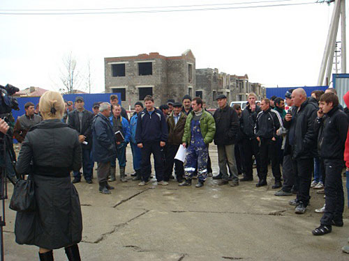 Забастовка строителей объектов для Олимпиады в Сочи, 12 марта 2010 года. Фото "Кавказского Узла"