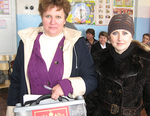 Волгоградская область, город Краснослободский. Выездная бригада избирательного участка No.1472. 14 марта 2010 года. Фото "Кавказского Узла"