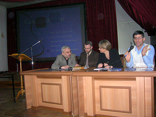 Презентация фильмов проекта "Кинодиалоги". Слева направо: депутат Карабахского парламента Гегам Багдасарян, представители международной  организации "Ресурсы и примирение" (Англия) Лоуренс Броэрс, Дженни Нортон и представитель "Интерньюс –Армения" Арут Мансурян. Нагорный Карабах, г.Степанакерт, 9 марта 2010 года. Фото "Кавказского Узла"