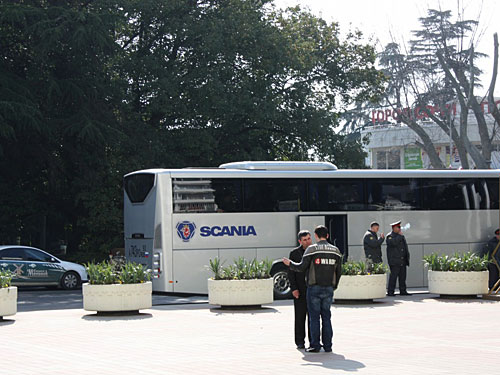 Милицеский автобус на площади перед гостиницей "Москва". Сочи, 26 марта 2010 года. Фото "Кавказского Узла"