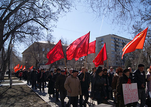 Шествие с красными знаменами по улицам Волгограда, 27 марта 2010 года. Фото "Кавказского Узла"