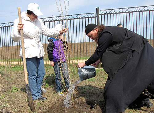Настоятель Старочеркасского мужского монастыря отец Макарий принимает участие в акции, 10 апреля 2010 года. Фото "Кавказского Узла"