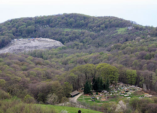 Кладбище поселка Уч-Дере и действующий полигон для бытовых отходов в п. Лоо г. Сочи. Фото "Кавказского Узла"