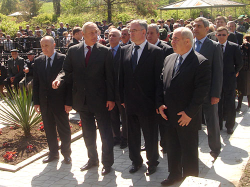 Руководство Абхазии (второй слева Сергей Багапш) и посол России в Абхазии Семен Григорьев (второй справа) во время церемонии возложения цветов. Агудзера, 6 мая 2010 года. Фото "Кавказского Узла"