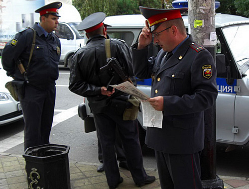 Сотрудники милиции проверяют партийную литературу. Краснодар, 6 октября 2010 года. Фото "Кавказского узла"