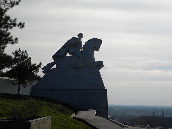 памятник героическому казаку на въезде в Кущевскую