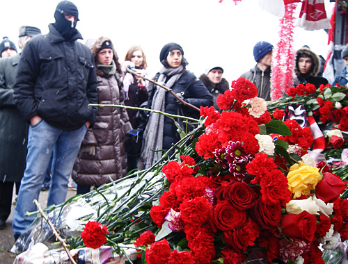 Цветы на месте, где был застрелен Егор Свиридов, Москва, 15 января 2011 года. Фото "Кавказского узла"