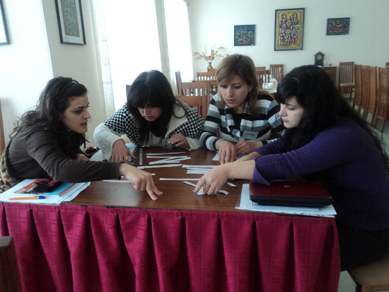 Первая группа работает над заданием. Слева на право: Марианна Мамунц (Степанакерт), Рузанна Авакян (Степанакерт), Лианна Петросян (Шуши), Лианна Петросян (Гадрут).