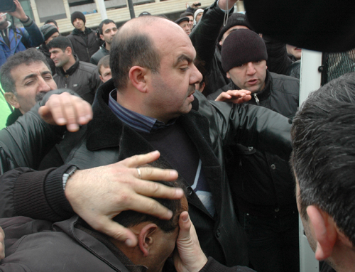 Полиция задерживает участников молодежной акции "Великий народный день" на площади перед станцией метро "28 мая" в Баку. 11 марта 2011 г. Фото "Кавказского узла".