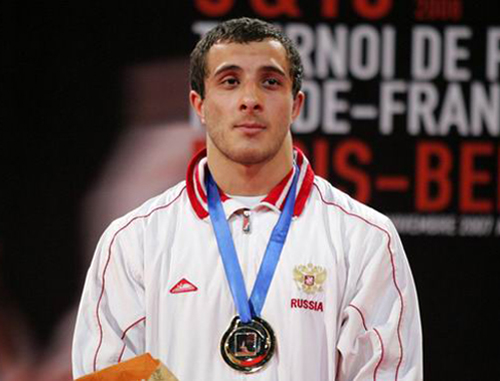 Алибек Башкаев с золотой медалью Суперкубка мира в Париже 10 февраля 2008 года. Фото: www.judo.ru