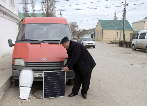 Автономная светодиодная лампа в комплекте с солнечным модулем. Дагестан, Махачкала, 9 марта 2011 г. Фото "Кавказского узла"