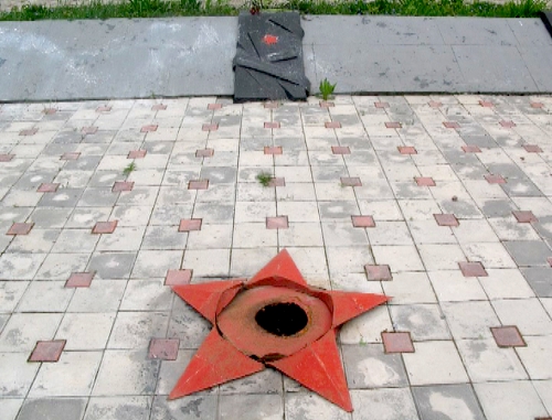 Сломанная звезда с надгробного памятника на кладбище в Грозном. 2011 г. Фото "Кавказского узла"
