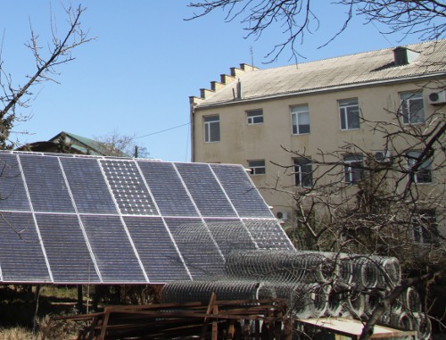 Солнечная электростанция в ДНИИВолна обеспечивает резервным питанием здание института. Дагестан, г. Дербент, март 2011 г. Фото "Кавказского узла" 
