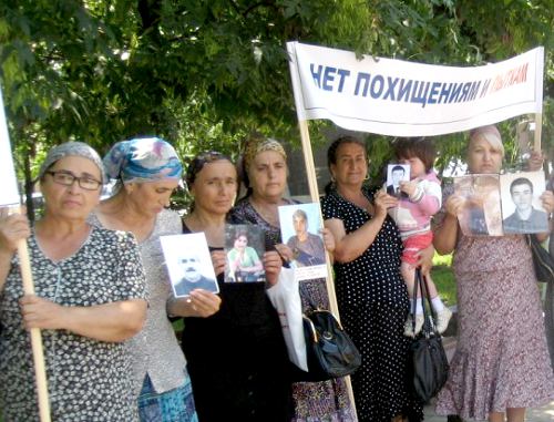 Пикет, посвященный Международному Дню ООН в поддержку жертв пыток, в центре Грозного. 24 июня 2011 г. Фото пресс-службы "Комитета против пыток"