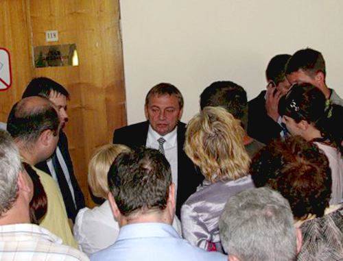 Пикетчики беседуют с мэром Сочи Анатолием Пахомовым. 28 июня 2011 г. Фото "Кавказского узла"