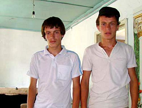 Али и Умар Зайналабидовы в своем доме, поврежденном взрывами. Дагестан, Хасавюртовский район, н.п. Муцалаул, 12 июля 2011 г. Фото очевидца