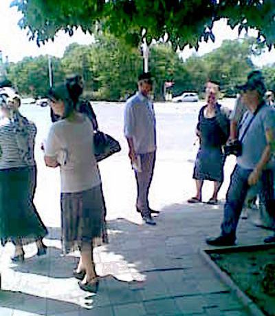 Участники акции в память Натальи Эстемировой собираются в Сквере журналистов в Грозном. 15 июля 2011 г. Фото очевидца