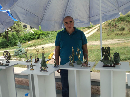 Известный скульптор из Армении Спартак Геворкян со своими работами.