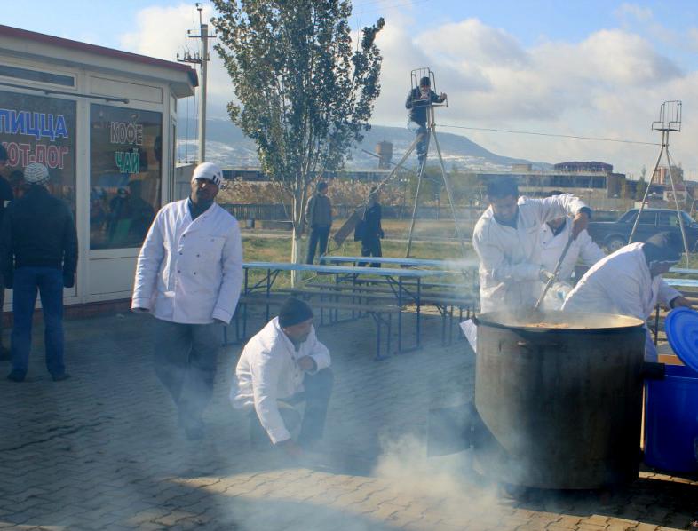 Праздник Курбан-байрам в Махачкале. Приготовление угощения. 7 ноября 2011 г. Фото Ахмеднаби Ахмеднабиева для "Кавказского узла"
