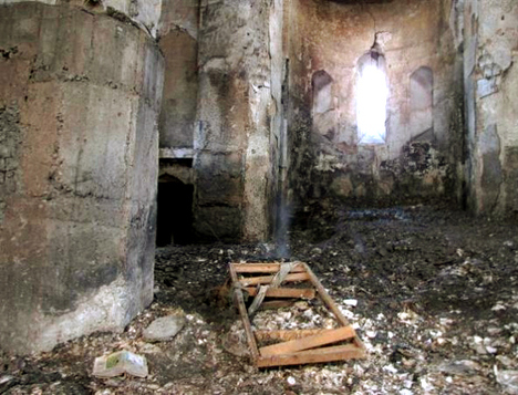 Внутри сгоревшей церкви Сурб Ншан в Тбилиси. 11 января 2012 г. Фото: http://times.am