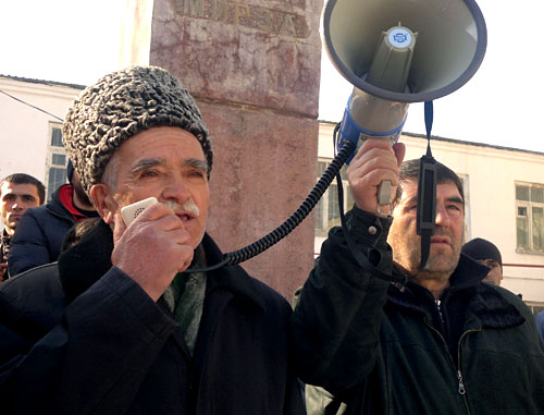 Гаджихалил Басманов выступает на митинге. Дагестан, 27 февраля 2012 г. Фото Патимат Махмудовой для "Кавказского узла"