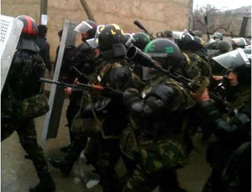 Полиция разогнала акцию протеста у здания исполнительной власти района в Губе. Азербайджан, 1 марта 2012 г. Фото: ИА "Туран" Полиция разогнала акцию протеста у здания исполнительной власти района в Губе. Азербайджан, 1 марта 2012 г. Фото:ИА "Туран"