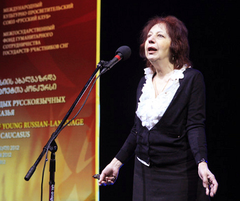 Участников вечера приветствует известная грузинская поэтесса Лия Стуруа. 20 февраля 2012 г. Фото Александра Сватикова