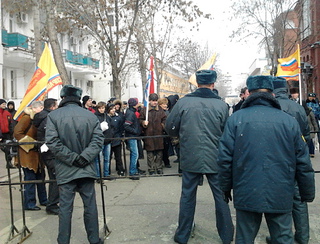 Астрахань, 10 марта 2012 г. Полиция наблюдает за акцией протеста несогласных с итогами выборов. Фото Елены Гребенюк для "Кавказского узла"