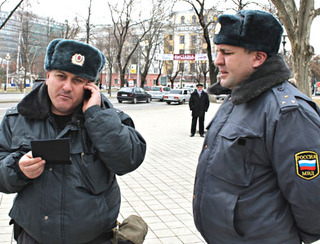 Сотрудники полиции проверяют документы во время пикета. Фото Никиты Серебрянникова для "Кавказского узла"