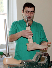 Специалист ортопедического отделения Республиканского реабилитационного центра. Абхазия, Гагра, 6 апреля 2012 г. Фото Анжелы Кучуберия для "Кавказского узла"