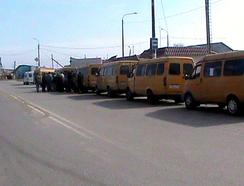 Колонна маршрутных такси, участвующих в забастовке. Астрахань, 13 апреля 2012 г. Фото Елены Гребенюк для "Кавказского узла"