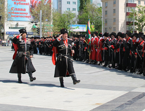 Парад в Краснодаре 21 апреля 2012 г. Атаман Николай Долуда приветствует казаков. Фото Никиты Серебрянникова для "Кавказского узла"