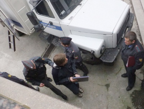 Подсудимого Батракова ведут в зал судебных заседаний. Сочи, 19 апреля 2012 г. Фото Светланы Кравченко для 