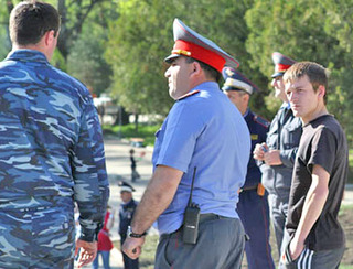 Сотрудники правоохранительных органов во время празднования Дня черкесского флага. Карачаево-Черкесия, 25 апреля 2012 г. Фото http://kchrline.ru