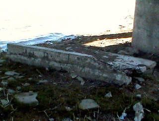 Плита, упавшая с моста через реку Кизань за неделю до трагедии. Астраханская область, Приволжский район, 1 мая 2012 г. Фото Елены Гребенюк для "Кавказского узла"