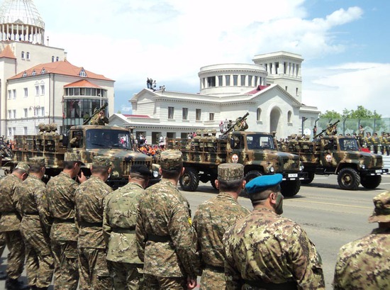 Военный парад в Степанакерте.