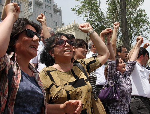 Участники несанкционированной акции протеста в Баку 14 мая 2012 г. Фото ИА "Туран"