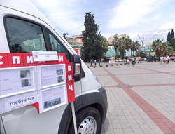На площадь перед мэрией были собраны машины и представители различных организаций. Сочи, 21 мая 2012 г. Фото Светланы Кравченко для "Кавказского узла"