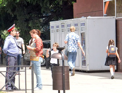 После выхода Ирины Бровкиной с плакатом на площадь перед мэрией стояла полиция. Сочи, 21 мая 2012 г. Фото Светланы Кравченко для "Кавказского узла"