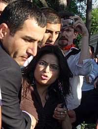 Баку, 25 мая 2012 г. Люди в штатском задерживают молодую женщину на Приморском бульваре. Фото ИА "Туран"