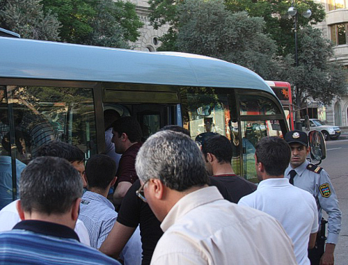 Баку, 25 мая 2012 г. Сотрудники полиции сажают задержанных на Приморском бульваре в автобус. Фото ИА "Туран"