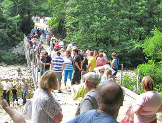 Участники акции на мосту через реку  Кудепсту. Сочи, 8 июня 2012 г. Фото участников акции по защите Кудепсты от застройки промышленных объектов