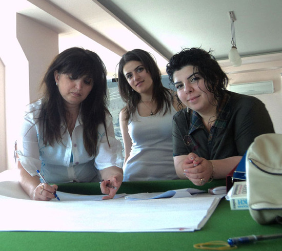 В перерыве между сессиями. Слева на право: Рузанна, Марианна, Марта.