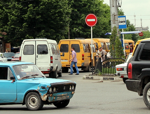 Остановка маршрутных такси.  Владикавказ, 28 мая 2012 г. Фото Эммы Марзоевой для "Кавказского узла" 
