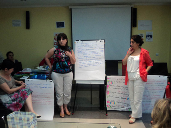 Рузанна (слева) и Анаит рассказывают о гендерном состоянии в Карабахе.