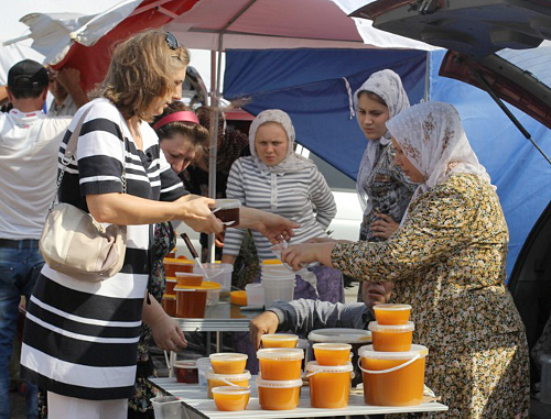 Махачкала, торговля медом на продовольственной ярмарке. Фото Махача Ахмедова для "Кавказского узла"