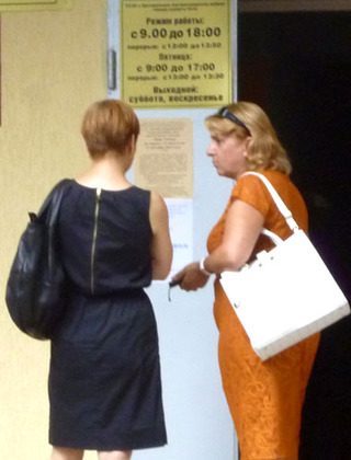 Ирина Казанцева (слева) и ее адвокат. Сочи, август 2012 г. Фото Светланы Кравченко для "Кавказского узла"